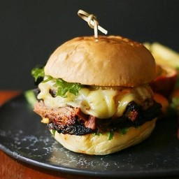 แซนด์วิชเนื้อนิวซีแลนด์รมควันและซอสบาร์บีคิว