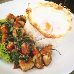 ข้าวกะเพราไก่กรอบ + ไข่ดาว