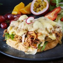 แซนด์วิชหน้าพูลพอร์ค มอสซาเรลล่ากับหอมผัดหวานซอสบัลซามิก