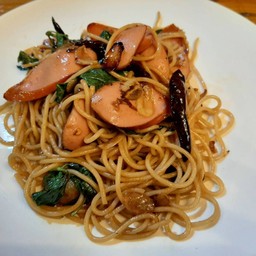 สปาเก็ตตี้พริกแห้งไส้กรอก