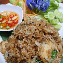 ข้าวคลุกกะเพราหมูกรอบ