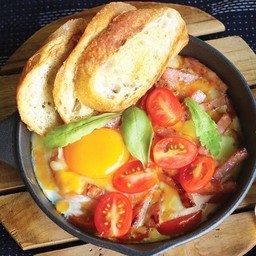 ไข่กระทะมะเขือเทศ เบค่อนและชีส