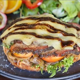 แซนด์วิชหน้าเนื้อนิวซีแลนด์รมควัน มอสซาเรลล่าและมะเขือเทศ