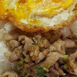 (41)ผัดกระเทียมพริกไทยเป็นกับข้าว 将大蒜和辣椒炒香