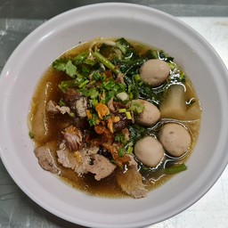 ก๋วยเตี๋ยวเนื้อ เอ็นตุ๋น สมุนไพรจีน  /ลัคกี้ นู้ดเดิ้ล