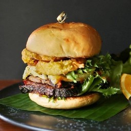 แซนด์วิชเนื้อนิวซีแลนด์รมควันกับชีสและหอมทอด