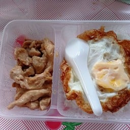 ข้าวไก่กระเทียมไข่ดาว