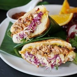 แซนด์วิชพูลพอร์คโคลสลอและซอสบาร์บีคิว