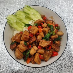 ข้าวหมูกรอบจำแลงผัดกระเพรา