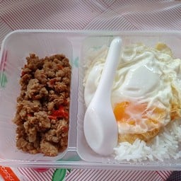 ข้าวผัดกระเพราหมูสับไข่ดาว ข้าวหอมมะลินุ่มๆๆ