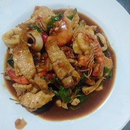 กะเพราทะเล+หมูกรอบ