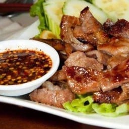 ส้มตำคอหมูย่างเจ้ผ่อง