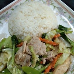 ผัดผักรวมราดข้าว