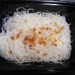 เส้นหมี่ลวกคลุกกระเทียมเจียว