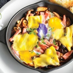 ไข่กระทะเห็ด เบค่อนและชีส