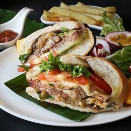 แซนด์วิชเนื้อนิวซีแลนด์รมควันกับหอมผัดหวานซอสบัลซามิก