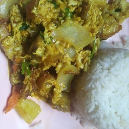 หมูกรอบผัดผงกะหรี่ราดข้าว rice+stir-fried pong kari curry with crispy pork