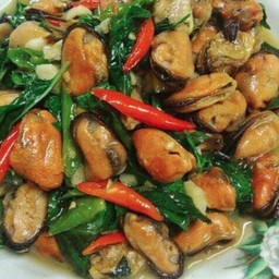 หอยแมลงภู่ผัดพริกเหลือง
