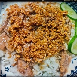 หมูชิ้นกระเทียมราดข้าว