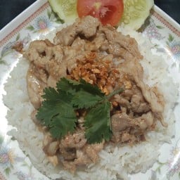 ทอดกระเทียมราดข้าว