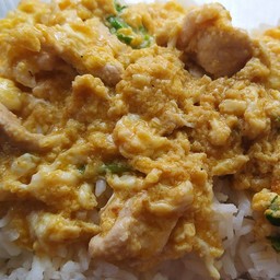 ข้าวราดผัดผงกะหรี่หมู