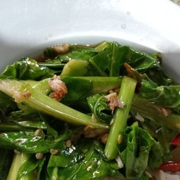 คะน้าหมูกรอบ