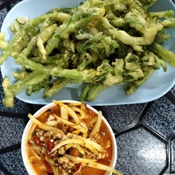 ยำผักบุ้งกรอบ