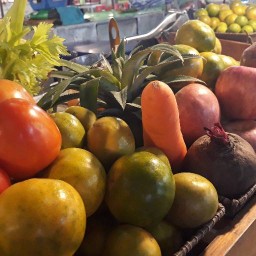 ผลไม้สดปั่น ชา กาแฟสด และ ขนมทาโกะยากิ