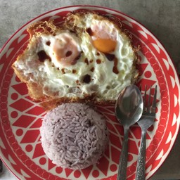 ข้าวไข่ดาวสองฟองราดซีอิ้ว