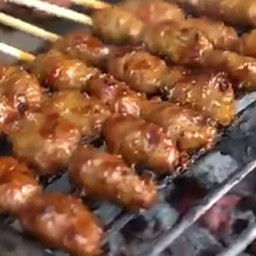 ลูกชิ้นเนื้อปิ้งลุงหนุ่มบ้านโป่ง(สาขาหน้าวัดเขาวังราชบุรี)