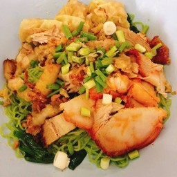 บะหมี่หยกหมูแดงหมูกรอบ