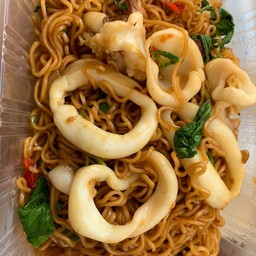 ผัดกระเพรามาม่าปลาหมึก