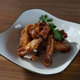 คอหมูทอดน้ำปลา