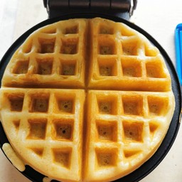 ร้านขนมวาฟเฟิลไส้ทะลัก ขาแข็ง