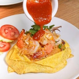ข้าวผัดน้ำจิ้มสุกี้ห่อไข่