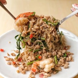 เส้นหมี่ผัดผักกระเฉดกุ้งสด