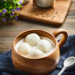 บัวลอยงาดำนมสด