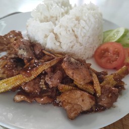 หมูกระเทียมพริกไทยราดข้าว