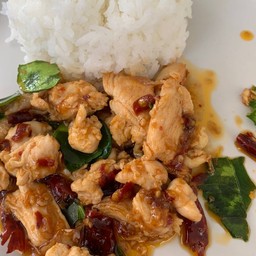 ผัดเผ็ดไก่ราดข้าว