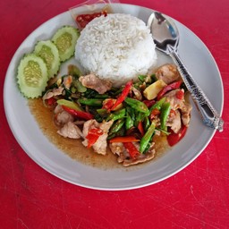 กระเพราหมูราดข้าว