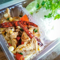ข้าวหมูผัดต้มยำแห้ง