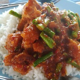 ข้าวหมูกรอบผัดพริกแกงถั่ว