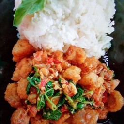 กระเพากากหมูกรอบ