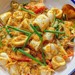 ผัดผงกระหรี่ปลาหมึกราดข้าว