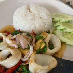 กระเพราปลาหมึกราดข้าว