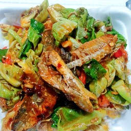 ข้าวราดแขนงปลากะป๋อง