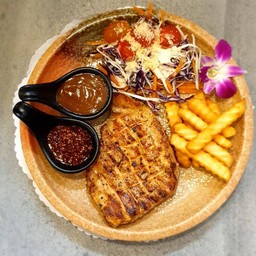สเต็กอกไก่ 200g กับ ซอสแจ่ว+  เฟรนช์ฟราย
