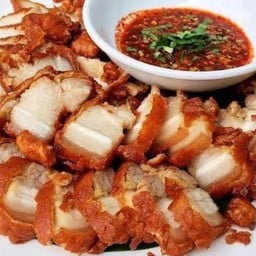 กะเพราโบราณ หมูทอดเยาวราช เจ๊หน่อย และเค้กวุ้นวันเกิด