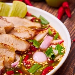 ยำคอหมูทอด