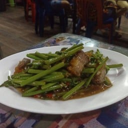 ผัดผักบุ้งหมูกรอบ